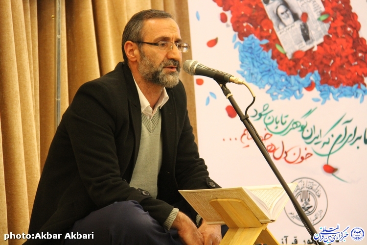 تلألو نور قرآن در امامزادگان حلیمه و حکیمه خاتون شهرکرد تلألو نور قرآن در امامزادگان حلیمه و حکیمه خاتون شهرکرد