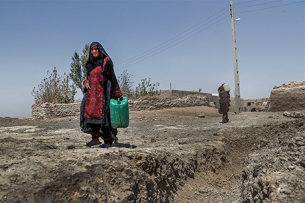 بار سنگین خشکسالی روی دوش بانوان سیستان و بلوچستان بار سنگین خشکسالی روی دوش بانوان سیستان و بلوچستان