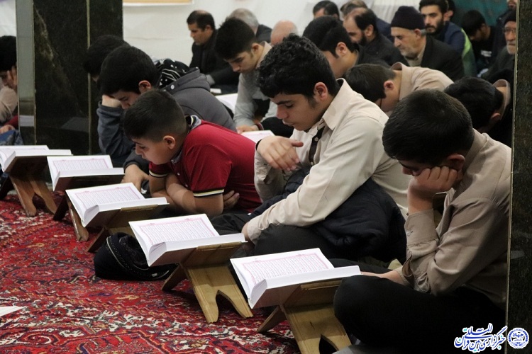 گزارش تصویری از محفل انس با قرآن در مسجد آقاکاظم اردبیل گزارش تصویری از محفل انس با قرآن در مسجد آقاکاظم اردبیل