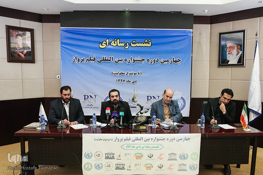 جشنواره پرواز تلنگری برای احقاق حقوق معلولان/ اعطای نشان «جسارت» جشنواره پرواز تلنگری برای احقاق حقوق معلولان/ اعطای نشان «جسارت»