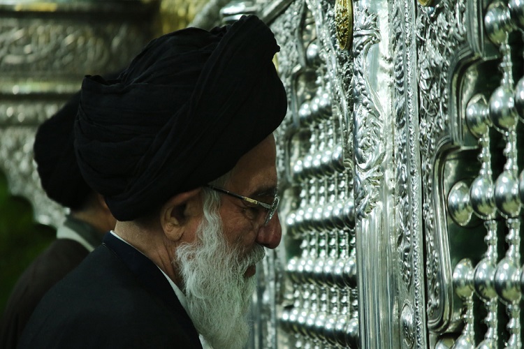 یادداشت آیت‌الله هاشمی شاهرودی در غبارروبی سال ۱۳۹۶ حرم حضرت معصومه(س)