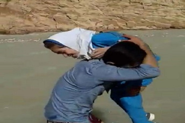 عبور دانش&zwnj;آموزان از رودخانه&zwnj; توسط معلم فداکار