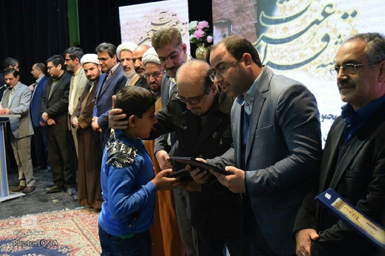 تجلیل از ۷۷ نفر در هفته قرآن و عترت لرستان تجلیل از ۷۷ نفر در هفته قرآن و عترت لرستان