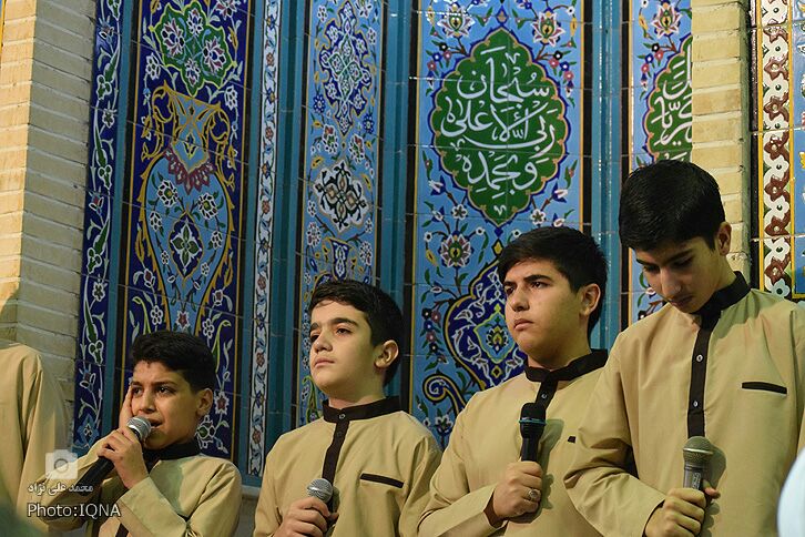 اجرای گروه سرود 300 نفری نوجوانان در مصلی الغدیر خرم&zwnj;آباد