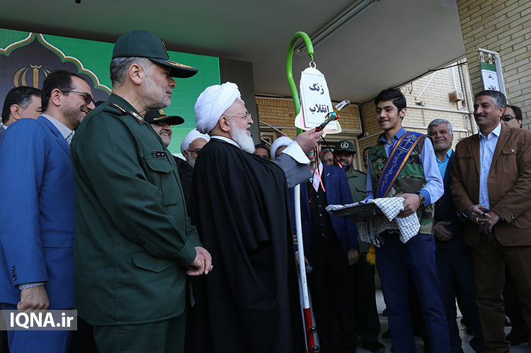 نواختن زنگ انقلاب در یزد