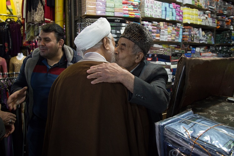 آیت الله در بازار قزوین