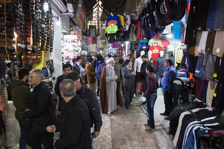 آیت الله در بازار قزوین