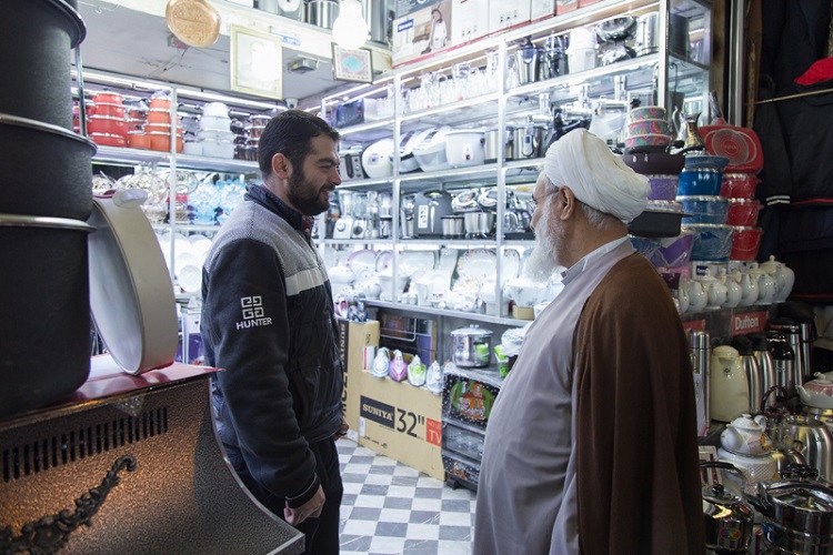 آیت الله در بازار قزوین