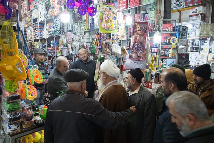 آیت الله در بازار قزوین
