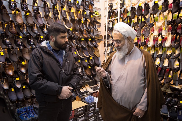 آیت الله در بازار قزوین