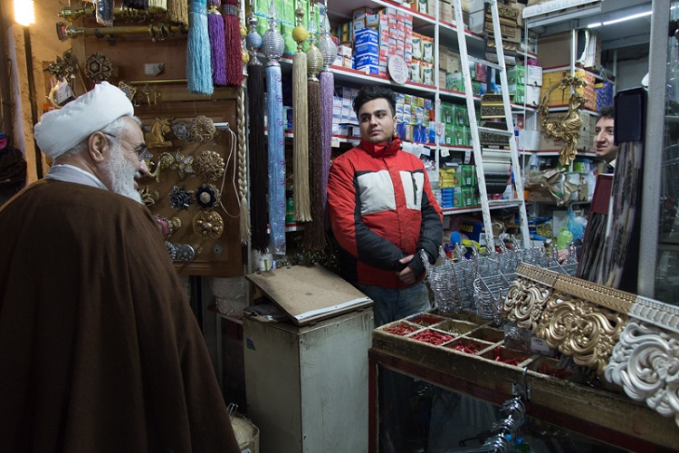 آیت الله در بازار قزوین