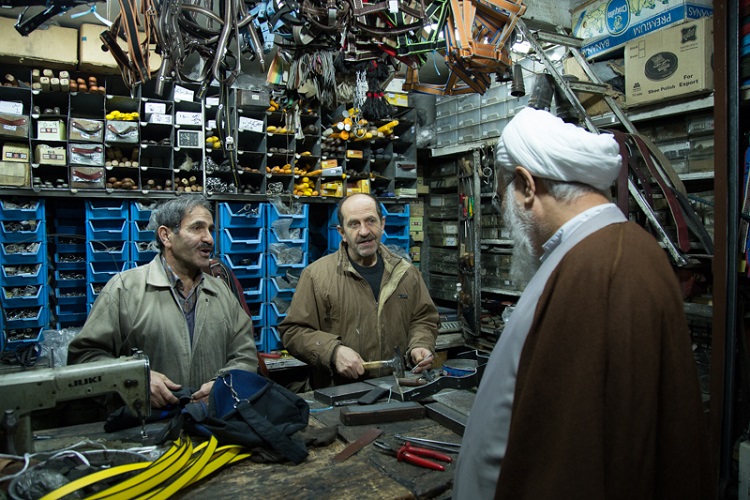 آیت الله در بازار قزوین