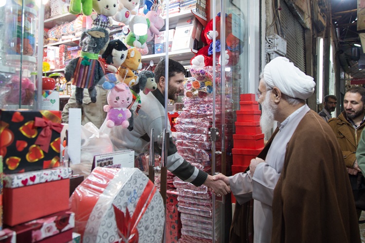 آیت الله در بازار قزوین