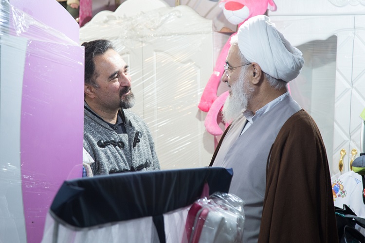 آیت الله در بازار قزوین