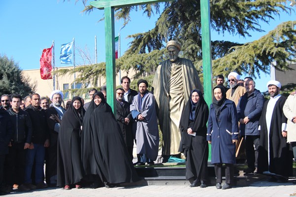 تمثال حضرت امام خمینی (ره) در دانشگاه بین&zwnj;الملل رونمایی شد
