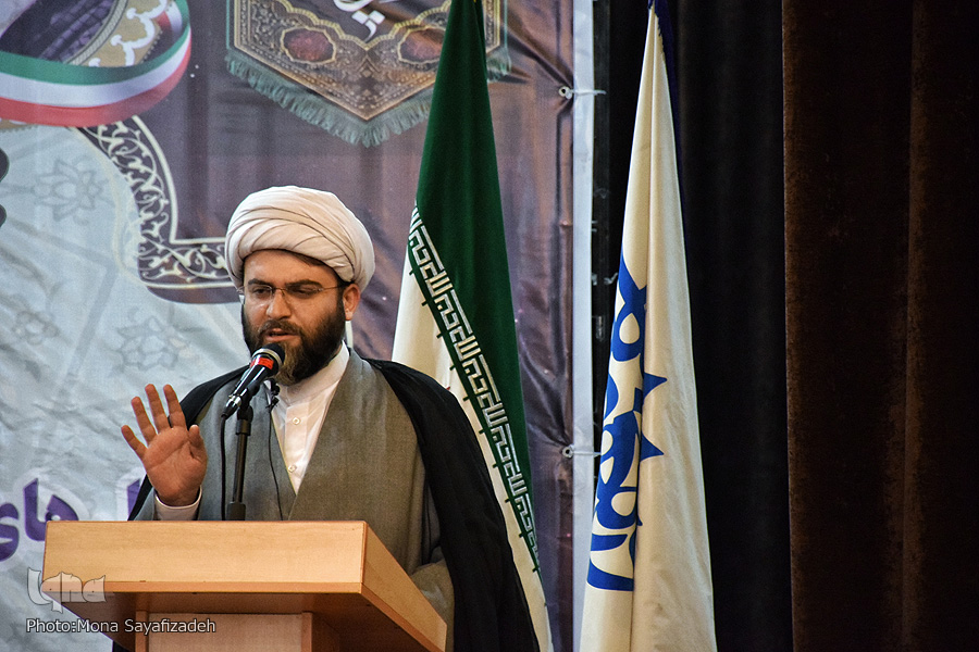 انقلاب اسلامی، مظهر حضرت حق است/ملت پای قیام خود ایستاده است انقلاب اسلامی، مظهر حضرت حق است/ملت پای قیام خود ایستاده است