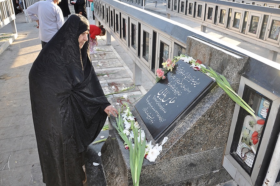 برگزاری مهمانی لالهها در گلزار شهدای استان قزوین برگزاری مهمانی لالهها در گلزار شهدای استان قزوین