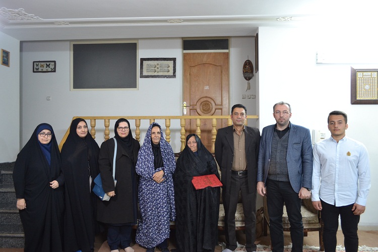 دیدار جهادگران با خانواده شهدا/ &laquo;اسلام باید پا برجا بماند&raquo;؛ راز صبوری 40 سال فراق