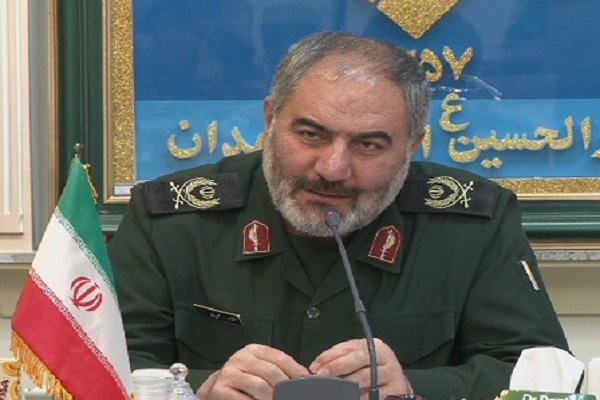 مردم با حضور در راهپیمایی از استقلال و عزت خود دفاع می&zwnj;کنند