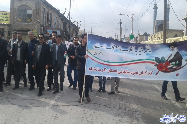 کرمانشاهیان 40 سالگی انقلاب را جشن گرفتند/حضور گسترده مردم در راهپیمایی 22 بهمن
