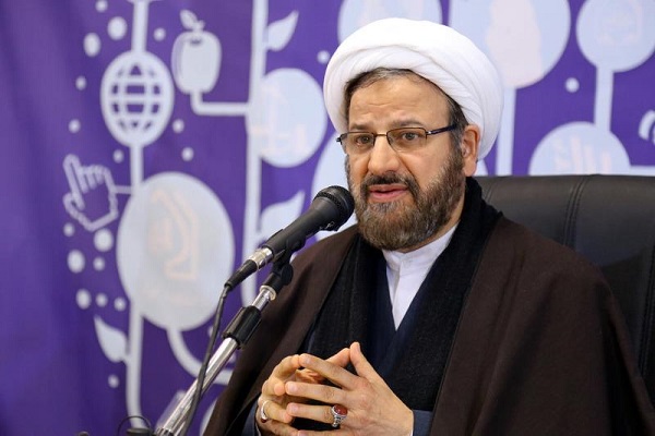 هنرمندان با زبان هنر معرف دین الهی در جهان باشند