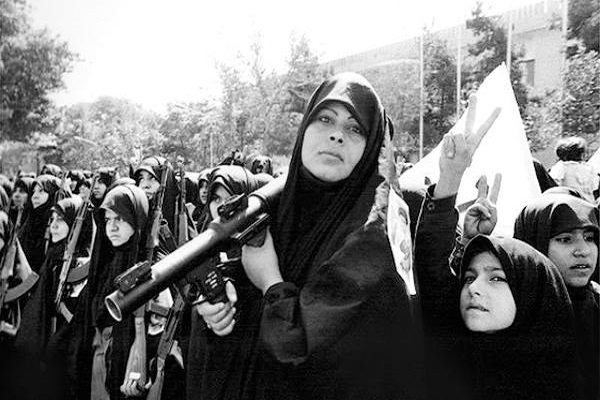وقتی پدیده‌ای مردانه قواره تن زنان شد/ نگارش آثار ارزشمند در زمینه خاطرات زنان رزمنده