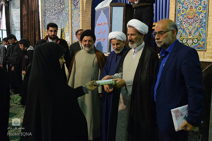 داوران جشنواره فرهنگی ـ قرآنی نمازجمعه خرمآباد تجلیل شدند داوران جشنواره فرهنگی ـ قرآنی نمازجمعه خرمآباد تجلیل شدند