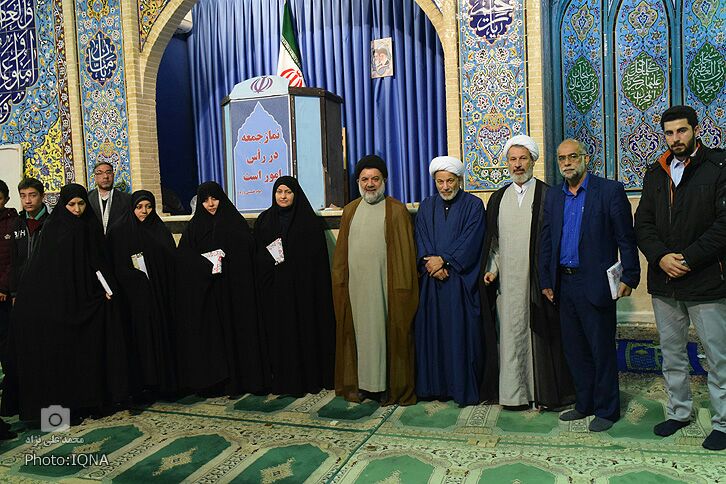 داوران جشنواره فرهنگی ـ قرآنی نمازجمعه خرمآباد تجلیل شدند داوران جشنواره فرهنگی ـ قرآنی نمازجمعه خرمآباد تجلیل شدند