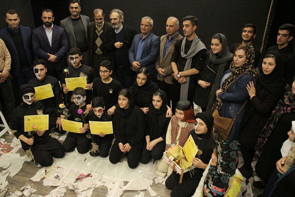 اختتامیه نمایش&laquo;اقیانوس هایی به عمق یک بند انگشت&raquo; در ایزد شهر برگزار شد