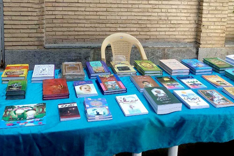 برپایی نمایشگاه عملکرد قرآنی ارشاد بروجرد در مصلی نماز جمعه