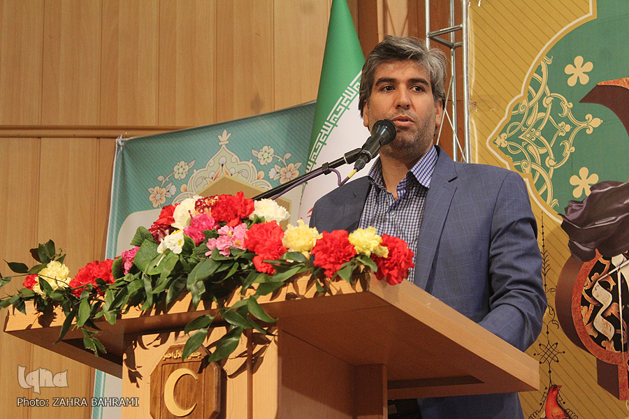 شیعیان در عمل به دستورات و تعالیم قرآن از یکدیگر سبقت بگیرند