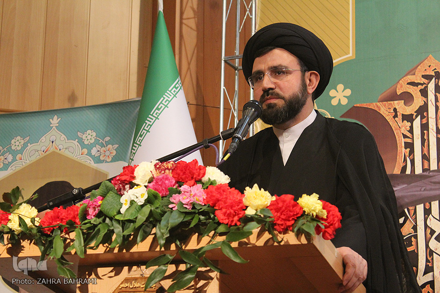 شیعیان در عمل به دستورات و تعالیم قرآن از یکدیگر سبقت بگیرند