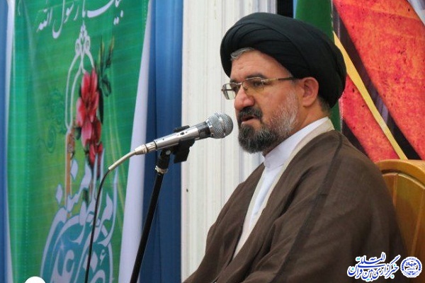امام خمینی(ره) با نهضت تاریخی خود، به ملت ایران حیات واقعی بخشید