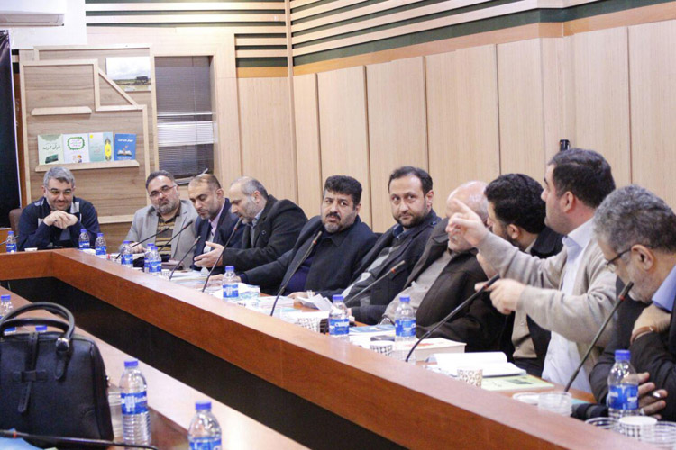 نشست بررسی و تبیین کتب آموزشی قرآن کریم تالیف اساتید قرآنی گیلان