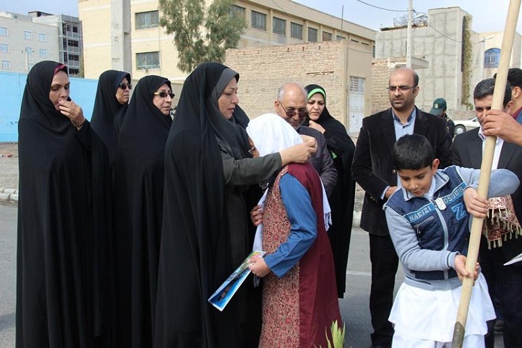 تصاویری از غرس ۲۷ نهال به یاد ۲۷ شهید مدافع وطن در زاهدان