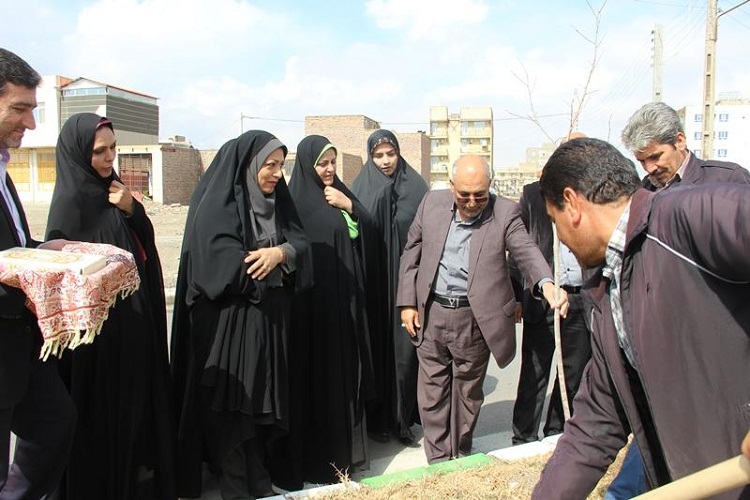 تصاویری از غرس ۲۷ نهال به یاد ۲۷ شهید مدافع وطن در زاهدان