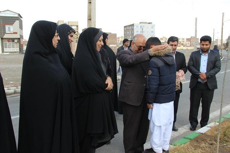 تصاویری از غرس ۲۷ نهال به یاد ۲۷ شهید مدافع وطن در زاهدان
