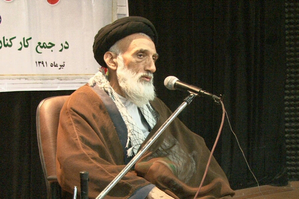 خانواده شهدا عزت و آبروی شهید خود را در گفتار و رفتار حفظ کنند