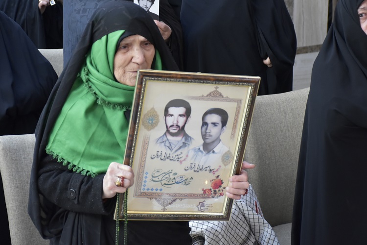 تقدیر از پدران و مادران شهدا در همدان