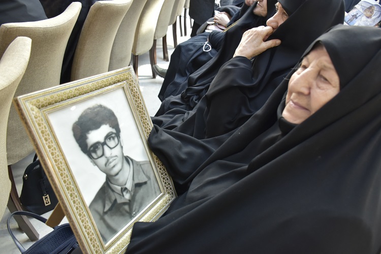 تقدیر از پدران و مادران شهدا در همدان