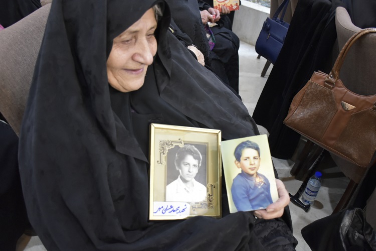 تقدیر از پدران و مادران شهدا در همدان