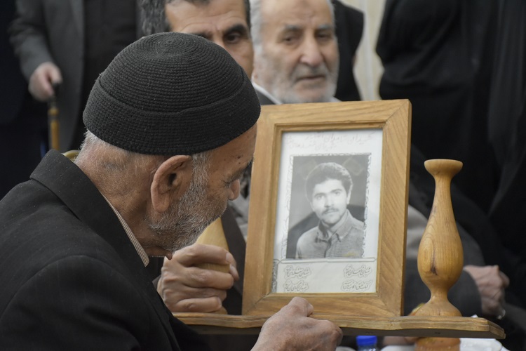 تقدیر از پدران و مادران شهدا در همدان