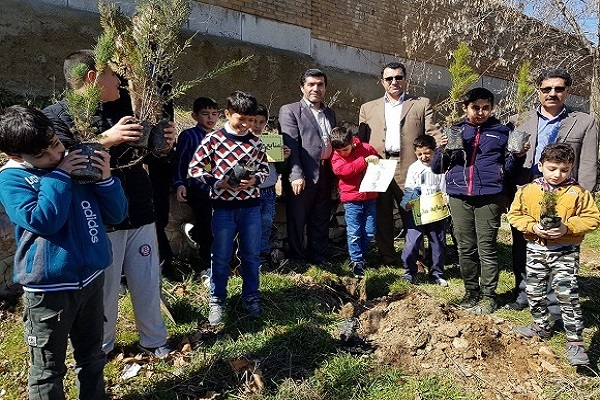 غرس یک هزار و ۳۸۱ اصله نهال توسط دانش&zwnj;آموزان کردستانی