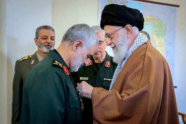 تبریک خانواده شهید عباس بابایی به سرلشکر قاسم سلیمانی