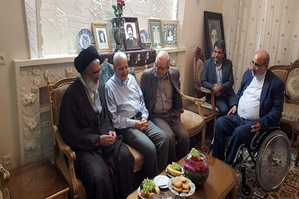 دیدار آیت&zwnj;الله سعیدی با جمعی از خانواده شهدا در آستانه روز ملی بزرگداشت شهدا