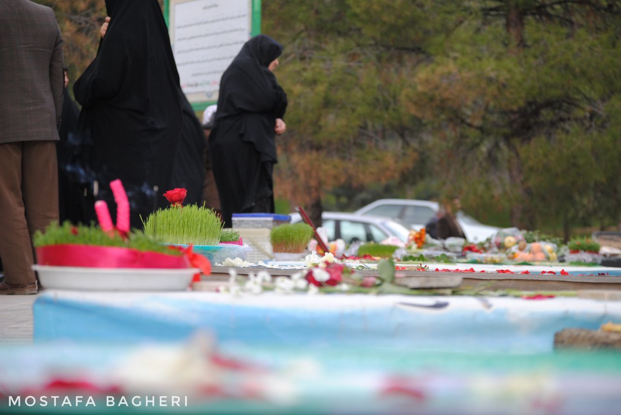 آخرین پنجشنبه سال در کنار اهل قبور ـ خرمآباد آخرین پنجشنبه سال در کنار اهل قبور ـ خرمآباد