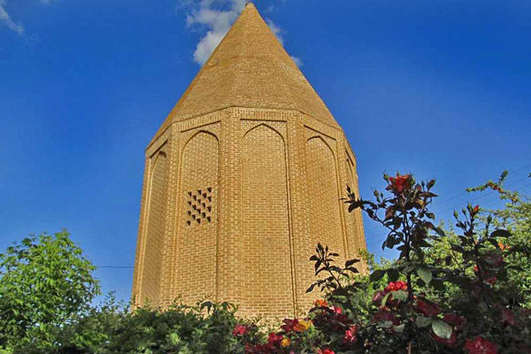 برج قربان؛ بنایی بازمانده از یک مجموعه عظیم تاریخی