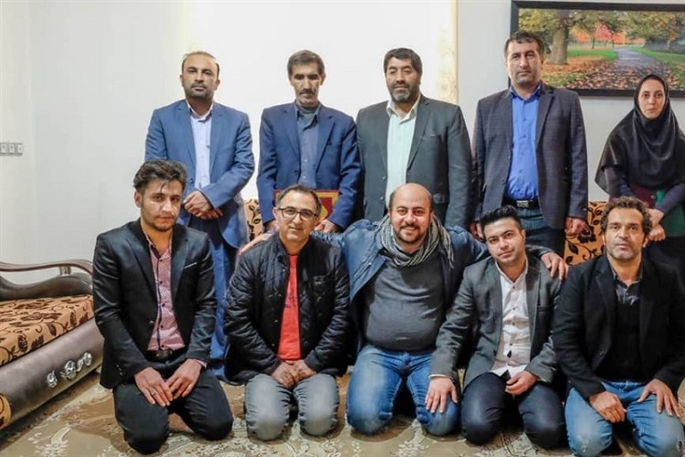 هنرمندان کهگیلویه و بویراحمد با جانباز دفاع مقدس دیدار کردند هنرمندان کهگیلویه و بویراحمد با جانباز دفاع مقدس دیدار کردند