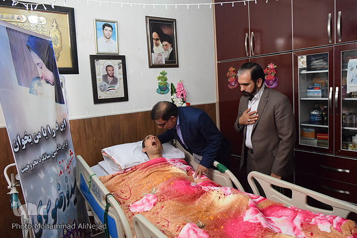 دیدار جمعی از هنرمندان با شهید زنده لرستان دیدار جمعی از هنرمندان با شهید زنده لرستان