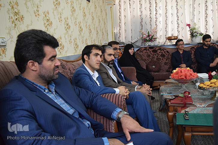 دیدار جمعی از هنرمندان با شهید زنده لرستان دیدار جمعی از هنرمندان با شهید زنده لرستان